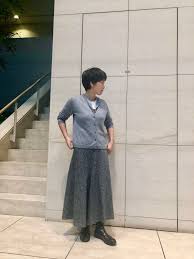 丸首カーディガンのおばさんっぽさを払拭する 白t の威力 スタッフの 今日のコーデ mi mollet ミモレ 明日の私は もっと楽しい ファッションアイデア ファッション おばさん