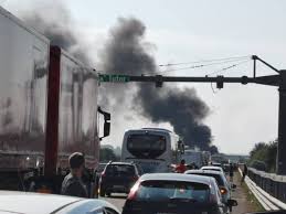 I carabinieri nel deposito dei pezzi ricavati dalle auto rubrate e smembrate. Foggia Assalto A Portavalori A14 Bloccata Sparatoria E Auto Incendiate Corriere It