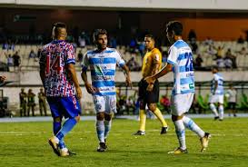 Caído, atacante do remo tenta disfarçar e puxa zagueiro do paysandu. Copa Verde Bragantino X Paysandu Quem Perder Esta Fora E Vencedor Pega O Remo