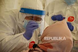 Beberapa orang mungkin menganggap air liur steril atau desinfektan, sehingga percaya. Studi Air Liur Lebih Efektif Daripada Swab Nasofaring Republika Online