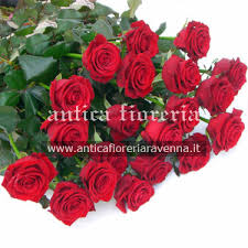 Naturalmente a san valentino e in altri periodi di festa il prezzo delle rose aumenta. Mazzo Di Rose Rosse Antica Fioreria