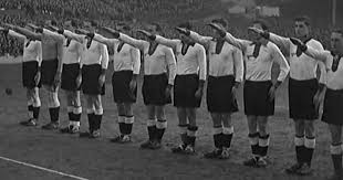 Le réseau du foot sur internet vous fait partager sa passion du ballon rond. Coupe Du Monde Ce Jour Ou L Allemagne Nazie A Force Des Autrichiens A Jouer Dans Son Equipe