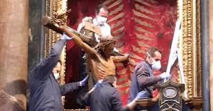 Peter's basilica, at amid a surge of coronavirus infections this fall in italy, francis broke with tradition for christmas. Miraculous Crucifix Moved To St Peter S Square For Pope Francis Urbi Et Orbi Blessing Diocese Of Norwich