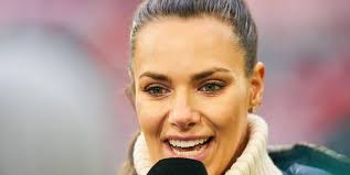Vorab hat sie die chancen der deutschen nationalmannschaft bei dieser em. Esther Sedlaczek Schone Sky Moderatorin Bringt Netz Mit Bayern Versprecher Zum Lachen Express De