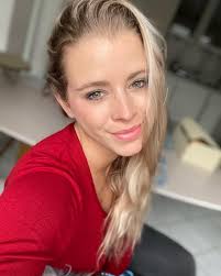 Her birthday, what she did before fame, her family life, fun trivia facts, popularity rankings, and more. Facebook