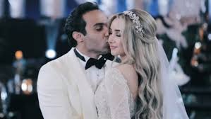 أحمد وهنا قاما بتصميم قاعة الزفاف على هيئة بلاتو سينما مع الاستعانة بفرقة بانتوميم للمشاركة في الزفة التي جاءت شبيهة بأفلام ديزني، حيث جسدت الزاهد شخصية الأميرة وأحمد فهمي. Ø£Ø­Ù…Ø¯ ÙÙ‡Ù…ÙŠ ÙˆÙ‡Ù†Ø§ Ø§Ù„Ø²Ø§Ù‡Ø¯ ÙŠØ´Ø¹Ù„Ø§Ù† Ø§Ù„Ø³ÙˆØ´ÙŠØ§Ù„ Ù…ÙŠØ¯ÙŠØ§ Ø¨Ø­ÙÙ„ Ø²ÙØ§ÙÙ‡Ù…Ø§ Beirutcom Net