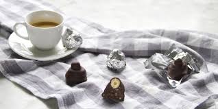 Separate 20 nocciole intere tostate dal quantitativo necessario indicato nella ricetta e tritate la restante parte. Ricetta Ferrero Rocher E Baci Perugina Fatti In Casa Roba Da Donne