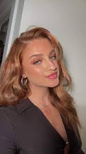 Rosalie Lowery's Instagram, Twitter & Facebook