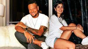 She has been a brand ambassador for cronomarket watches. Andreina Fiallo Revelo Como Perdono A Fredy Guarin Kienyke