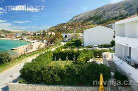 Malý přístav a letovisko mandre s moderními rodinnými domy je skryto v hustém sosnovém lese a jeho obyvatelé se zabývají výlučně turistickým ruchem. Apartmany Bepo Pag Chorvatsko Novalja