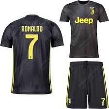 Discover and buy your favuorite kit on juventus official online store! Forma Yuventus Rezervnaya 2018 19 Ronaldo 7 Zakazat V Futbolnom Magazine V Moskve