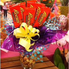 Candy Bouquet With Minis In Vase Saw This Idea At Krogers Super Cute Candy Bouquet Chocolate Bouquet Candy Boquets