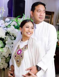 Berbagai informasi mengenai tata cara shalat berjamaah suami istri. Penuh Bahagia 5 Momen Acara Syukuran 4 Bulan Kehamilan Tata Janeeta Kumparan Com