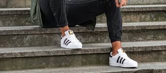 Klassische schnürung mit flachsenkeln durch gestanzte ösen. Basketballlegende Die Geschichte Der Adidas Superstar Schuhe Blog Eschuhe De