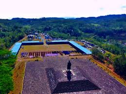 Monumen jendral sudirman merupakan salah satu tempat wisata di daerah pacitan, jawa timur. Monumen Jenderal Sudirman Pacitan Indonesia