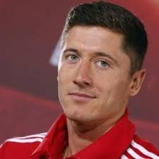 Während mancher fußballer dafür bekannt ist, alle paar tage mit einer neuen frisur zu überraschen, setzte lewandowski bisher eigentlich stets auf. Robert Lewandowski Frisur Ayayhome
