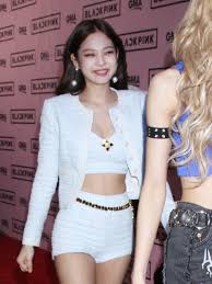 Black pink has a new song and it is kill this love hope not kick it and i dont no what to do. Blackpink S Jennie Debuts Blonde Hair Makeover For Kill This Love Hollywood Life