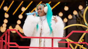 Ovy on the drums ft. Karol G Cambio El Tinte Rubio Y Ahora Lleva El Cabello Color Azul