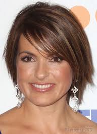 Une coiffure pour visage rond un brin rétro et surtout très chic. Epingle Sur Inspiration Coiffure Cheveux