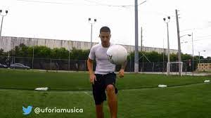 Desde los 8 años jugué fútbol en diferentes equipos de mi ciudad y a los 16 años tuve que tomar la decisión de seguir en el fútbol o meterme de lleno a la música. Maluma Y El Sorpresivo Talento En Futbol Precision Y Dominio As Com