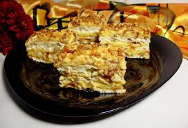 Bucatarasii va invita sa redescoperiti prajiturile indragite si sa preparati cu mult drag tarte cu fructe, clasicele prajituri cu ciocolata sau delicioasele placinte. Bucate Vorbe Si Arome PrÄƒjiturÄƒ Cu Foi De Bezea Si NucÄƒ CaramelizatÄƒ