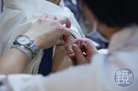 名稱：莫德納（moderna） 研發國家：美國 研發廠商：莫德納 種類：mrna 有效性：94.1% 副作用：接種處痠痛、頭痛、身體疲倦 簡介：與輝瑞疫苗相同. Azé™80 æ­»äº¡é¢¨éšª èŽ«å¾·ç´ä¿è­·åŠ›94 5ç–«è‹—å„ªç¼ºé»ž æ‡¶äººåŒ…ä¸€æ¬¡çœ‹