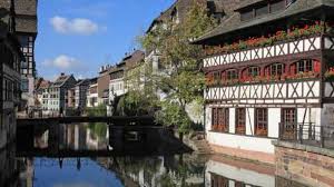 L'enseigne est toujours implantée en centre ville ou dans des centres commerciaux. Kleinfrankreich Petite France Strasbourg Visit Alsace