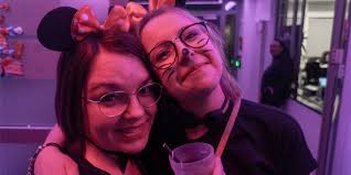 Viele Bilder von Weiberfastnacht 2025 im Lükaz: Rauschende Party in bunten  Kostümen