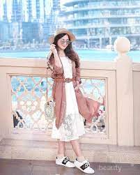 Untukmu yang kurang percaya diri ketika mengenakan outfit berwarna nyentrik, dapat mencoba style ala indah nada puspita yang satu ini. Inspirasi Outfit Ala Selebgram Yang Bikin Look Kamu Fashionable