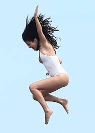 Selena gomez pokies in black. Selena Gomez Doesn T Look Good In A Wet Bikini