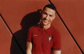 Acheter officielle nouveau maillot equipe d portugal uefa euro 2020 pas chere online. Nike Devoile Les Maillots Du Portugal Pour L Euro Footpack