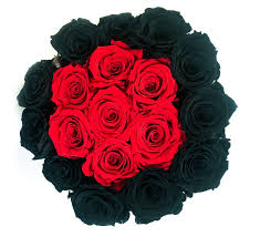 Lui mi diceva di essere sotto scorta perché aveva ricevuto una busta con pallottole. Scatola Tonda Cilindro In Velluto 18 Rose Stabilizzate Nera E Rosso Passionefiori It Fiori Freschi A Casa Tua