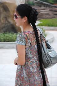 Bagi anda yang berwajah lonjong atau oval tentu tak hanya wanita yang menguncir cepol rambutnya, pria juga bisa mencoba gaya slip knot ini lho. Xia Aifeng Big Bun And Long Braid Chinalonghair Rambut Sangat Panjang Wanita Rambut Panjang