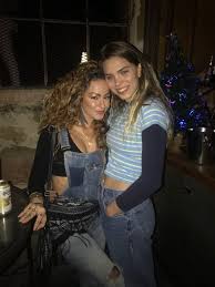 You can video chat with random people from all over the world. Deadliest Snatch On Twitter I M 6 2 And Random Girls Take Pics W Me In The Club