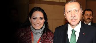 Trt spikeri zeynep bulut, pkk tarafından şehit edilen şehit jandarma binbaşı arslan kulaksız'ın eşinin yaşananları anlattığı haber sonrası gözyaşlarına hakim olamadı. Erdogan In Torpili Ile Trt Ye Girdigini Itiraf Eden Spiker Evin Reisi Erkektir
