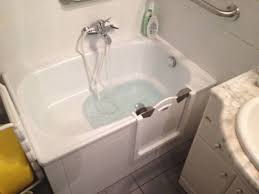 Gerade für menschen die ihre arme nicht mehr richtig hochhalten können ist die sitzbadewanne mit tür und. Sitzbadewanne Mit Tur