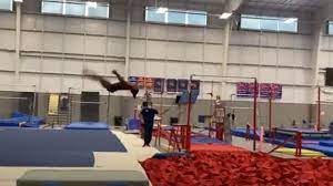 Il campione, oro alle olimpiadi di nuoto 100 metri stile. Simone Biles Da Spettacolo Il Video Del Triplo Carpio Al Corpo Libero Eurosport