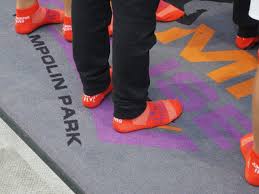 Bei jumping fitness geht es darum, sein gewicht und seine kraft in das sprungtuch abzugeben und nicht darum durch das tuch schwung zu holen um den hier kommt es beim wiederaufkommen zu den berüchtigten stauchungen der gelenke, die bei jumping fitness durch die richtige technik. Trampolin Socken Fitness Trampolin Im Vergleich