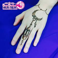 Henna natural dibagi lagi menjadi henna bubuk dan henna fresh. My Artventurous Life Simple Eid Henna Setiap Bangsa