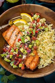 Gegrillter Lachs Mit Avocado Griechischer Salsa Und Reis Avocado Gegrillter Griechischer Lachs Mit R Essensrezepte Gegrillter Lachs Lachs Braten Rezept