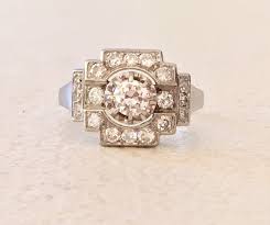 Il est encadré d'éléments de formes géométriques entourés d'une frise grainée et sertis de diamants. Bague De Fiancailles Ancienne Pour Art Deco Platine Et Diamants Bague Fiancailles Mariage Vendue Bague Art Deco Diamant Art Deco Bague Fiancaille