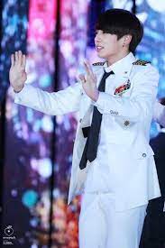 Yang ditelepon jungkook tentu saja adalah ibunya. Pin By Heun On Jungkook Jungkook Rap God Smiles And Laughs