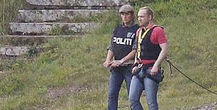 Hij werd in augustus 2012 veroordeeld voor meervoudige moord en terrorisme. Prozess Gegen Anders Breivik Der Mann Im Hintergrund