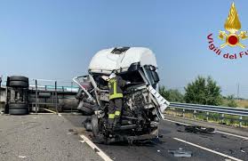 Incidente tra mezzi pesanti in autostrada a4 in brianza, traffico paralizzato e lunghe code. Autostrada Vercellinotizie