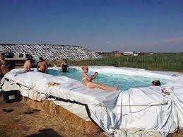 Willste Mal Schnell Ein Pool Brauchste Strohballen Ne Feste Plane Und Spanngurte Und Am Besten Einen Kumpel Bei Der Feu Diy Schwimmbad Diy Pool Ideen Pool