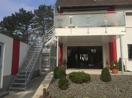 Edelstahl Balkongelander Mit Treppe In Den Garten Balkone Treten Heute Mehr Denn Je In Den Mittelpunkt Wenn Balkongelander Edelstahl Treppe Gelander Balkon