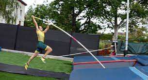 Zur königin der lüfte wurde jelena issinbajewa. Zwei Sieger Beim Ultimativen Garten Stabhochsprung Leichtathletik De