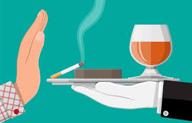 Concepto de abuso de alcohol y tabaco. La mano le da una copa de vino y