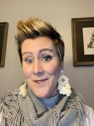 What's the difference in lashes between two pictures?