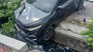 Lapor bbc, kereta api itu dalam perjalanan dari urumqi ke hangzhou bertembung dengan kereta api yang membawa pekerja di bandar jinchang. Minibus Tersambar Kereta Api Di Surabaya Pengemudi Tewas Faktualnews Co